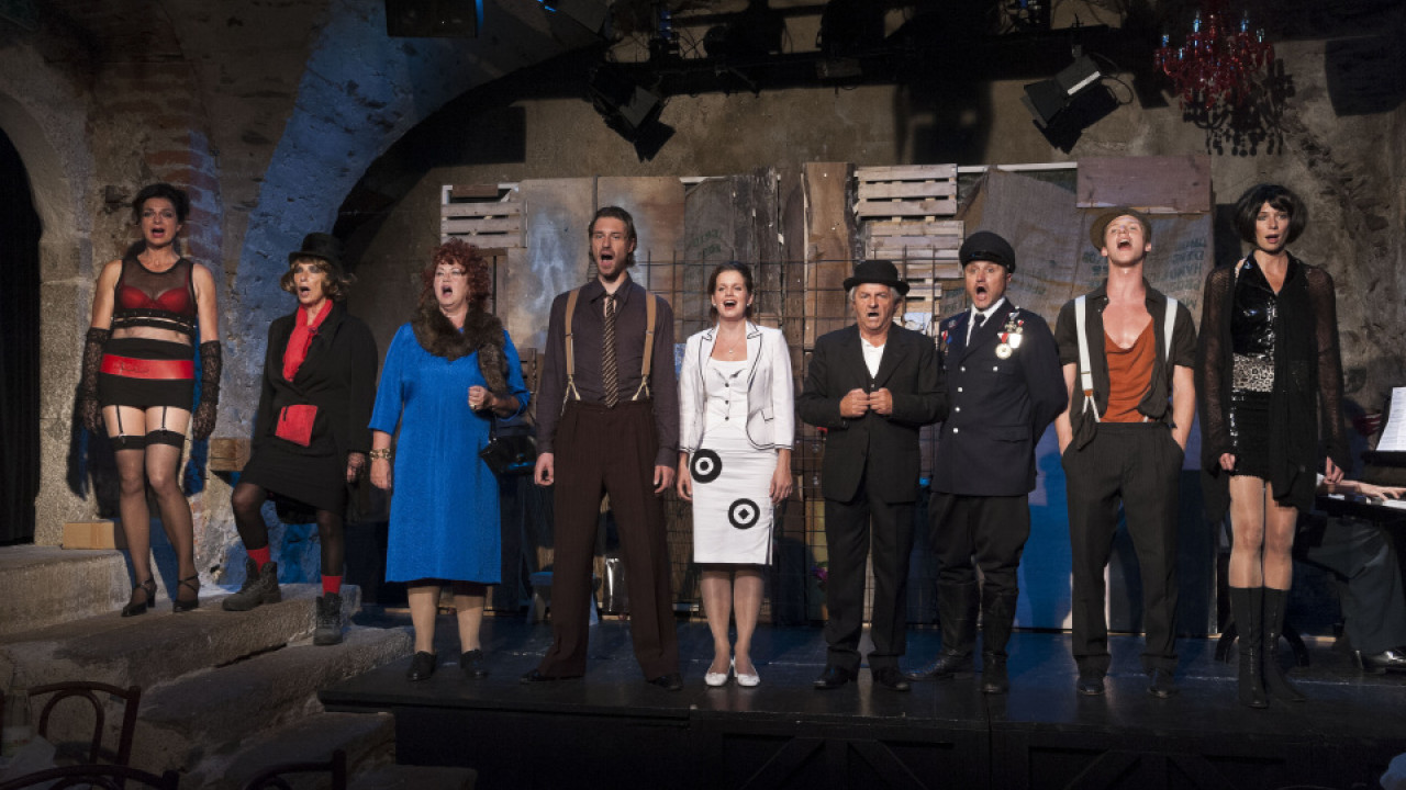 3 Groschen Oper: Michaela Zetzlmann, Patrizia Solaro, Ingrid Lechner, Peter Schorn, Doris Warasin, Josef Lanz, Andreas Zingerle, Daniel Goggi, Margot Mayrhofer (v.l.n.r.)