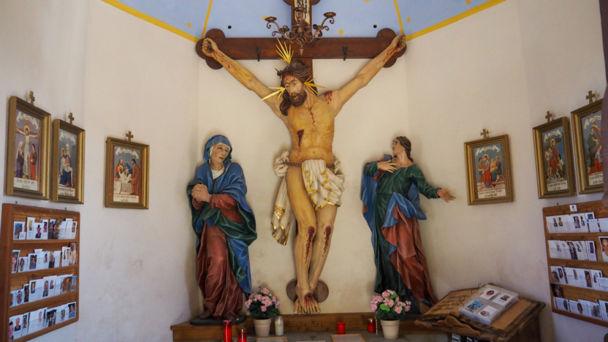 8_die_uberlebensgrosse_kreuzigungsgruppe_in_der_kapelle.jpeg