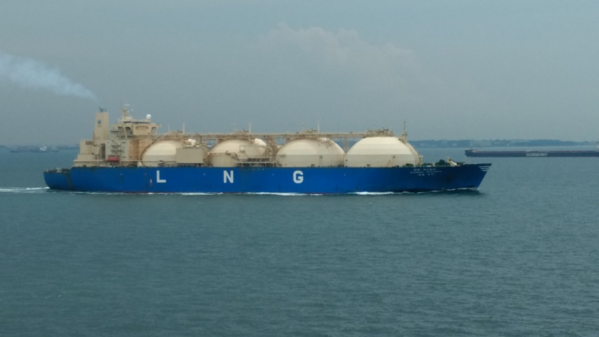 LNG Tanker Martian-2008 (https://commons.wikimedia.org/wiki/File:LNG_ship.jpg), „LNG ship“, https://creativecommons.org/licenses/by-sa/4.0/legalcode