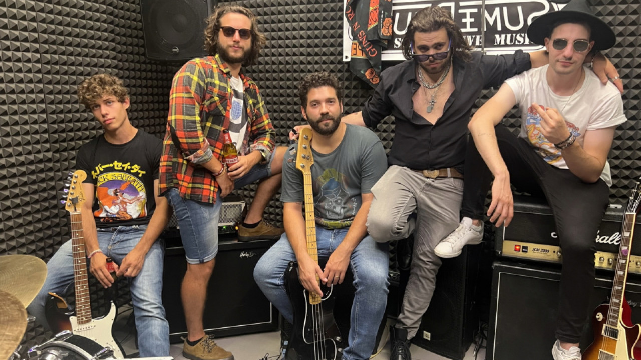 Lost Obsession sind bereit für die Bühne in erneuerter Formation (v.l.n.r.): Gabriel Bovolon (Gitarre), Joachim Terzer (Schlagzeug), Giovanni Furlani (Bass) und die beiden Bandgründer Matthias Federer (Stimme) und Alex Weger (Gitarre).