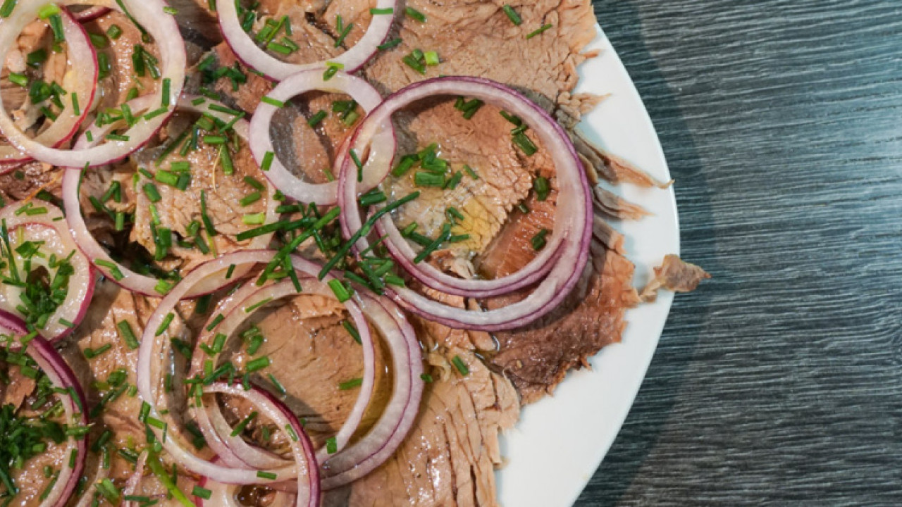 saures-rindfleisch-rezept-hauptspeise-suedtirol-schmeckt-header-1140x500-1.jpg
