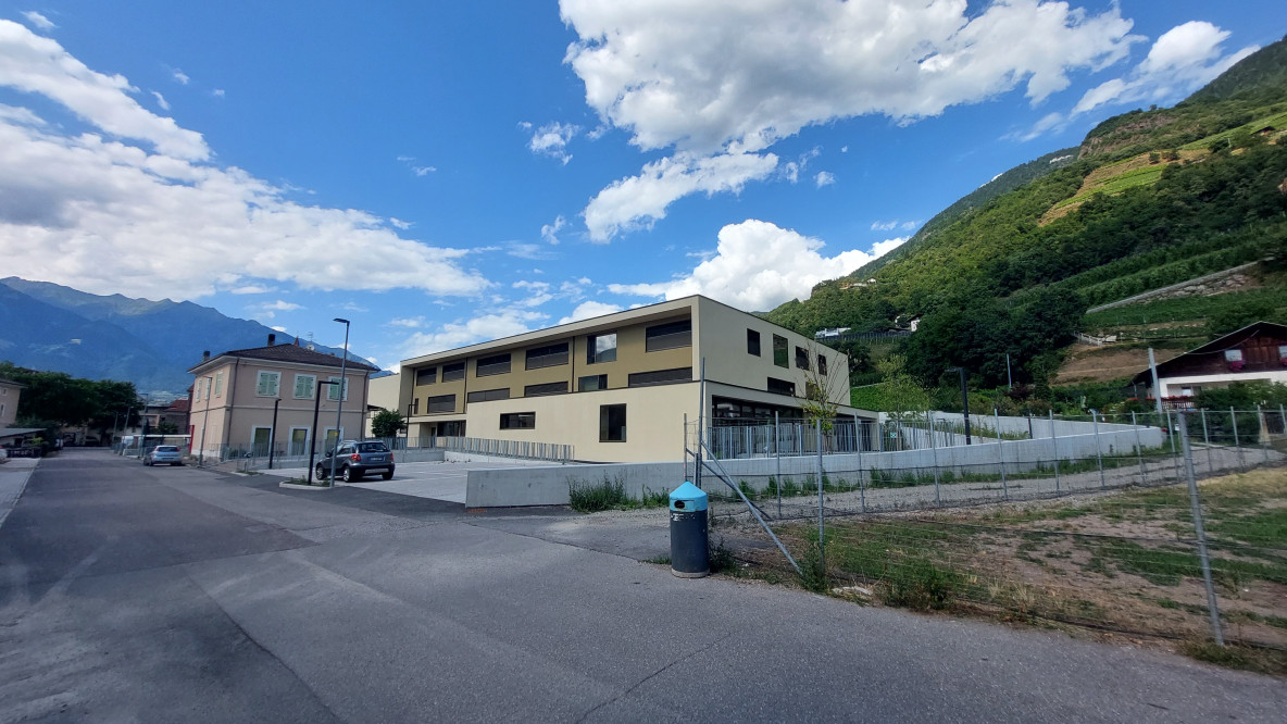La nuova scuola di Sinigo e i muri di contenimento