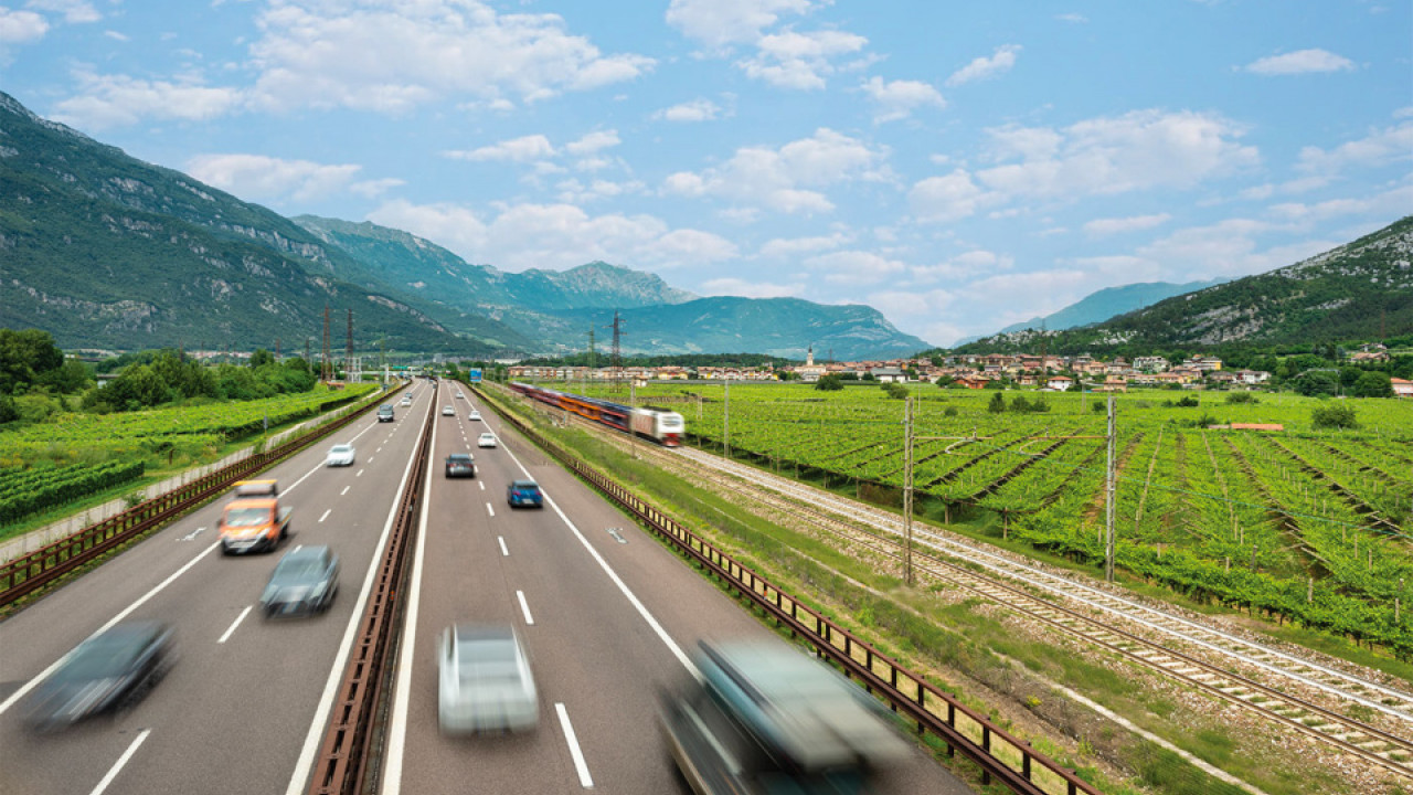 un-treno-di-rtc-spa-corre-al-fianco-della22.il-futuro-e-lintermodalita.jpg