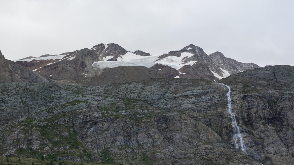 La cascata che scende dal ghiacciaio Vedretta Serana in alta val Martello