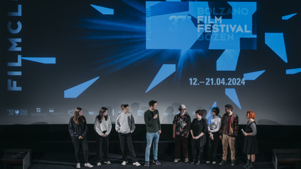 Junge Menschen auf der Bühne des Filmfestivals Bozen