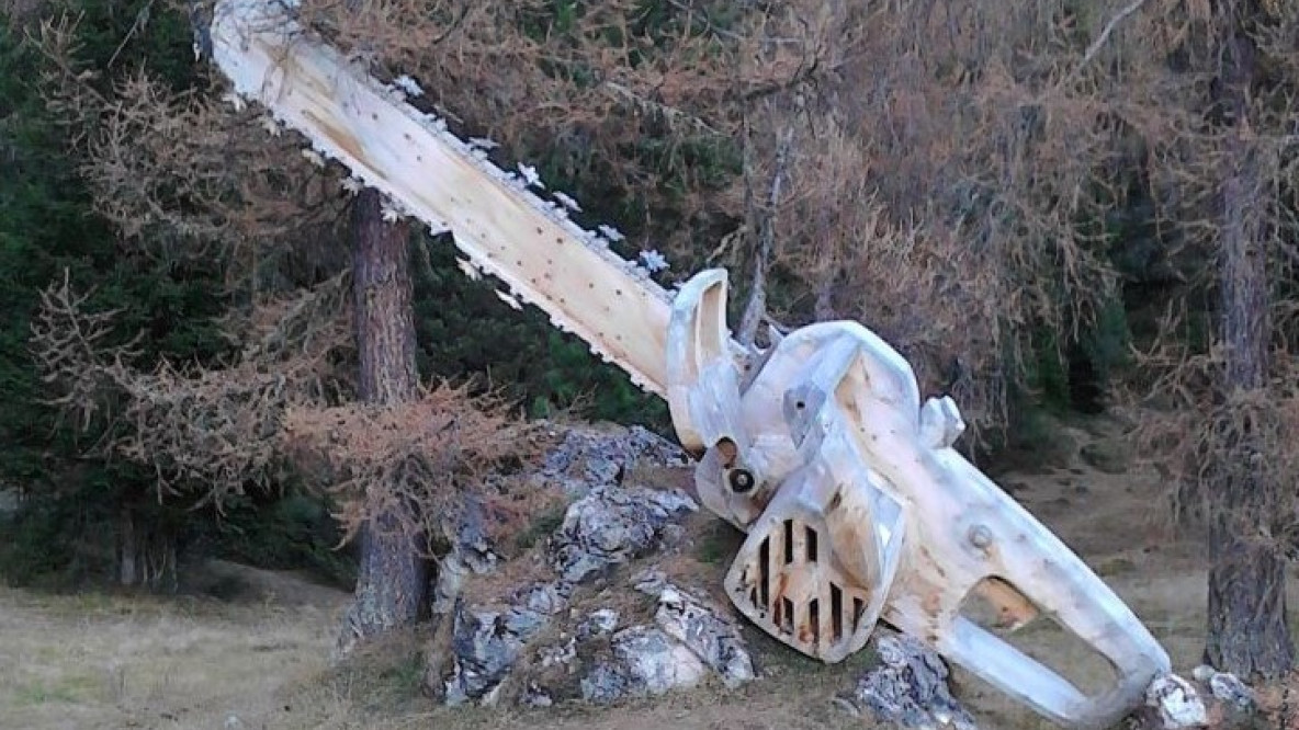 Eine Skulptur im Wald unterhalb der Seceda in Gröden