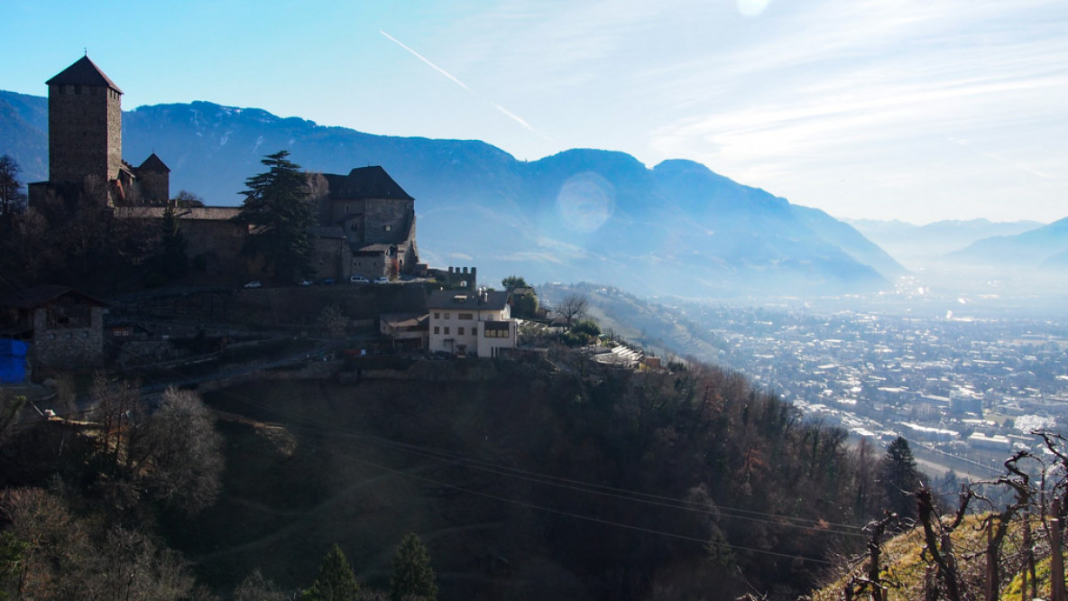 Prachtblick auf Schloss Tirol und das Etschtal