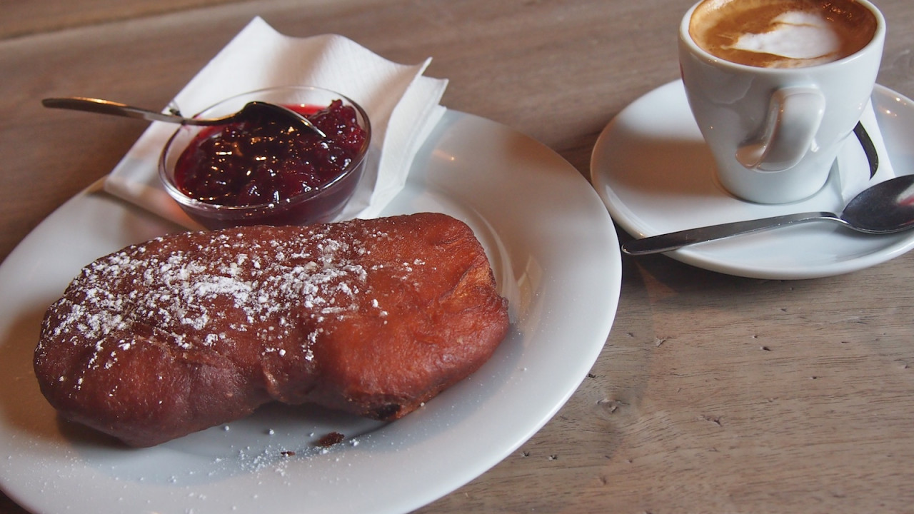 Germstriezel mit Kaffee