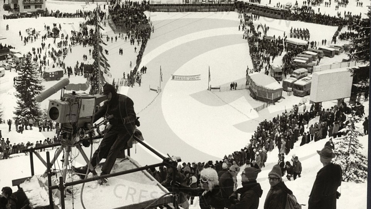 [1970] Campionati del mondo di sci alpino in Val Gardena. Al traguardo in zona Ruacia gli spettatori in attesa degli atleti.