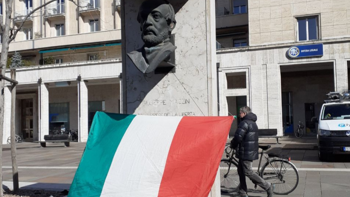 Busto di Mazzini, Piazza Mazzini