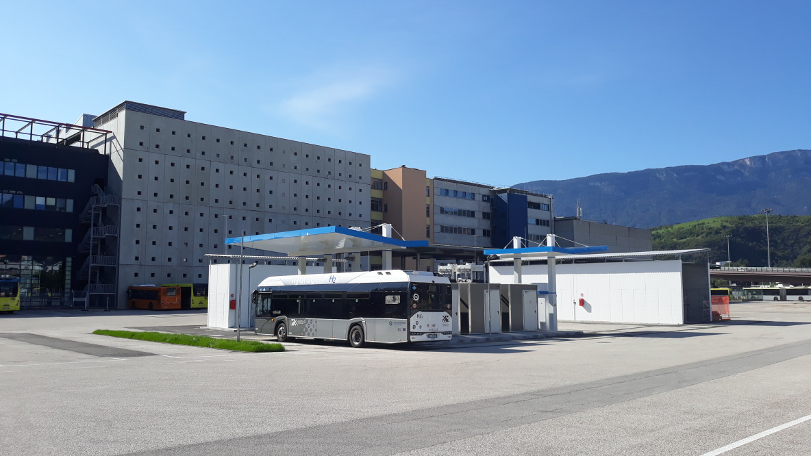 La stazione di rifornimento di idrogeno per i bus H2 all'interno del deposito bus di Sasa in via Buozzi a Bolzano.