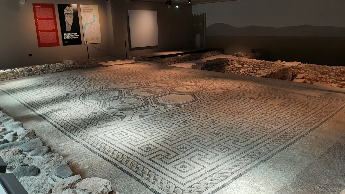 La sala di 56 metri quadri con il mosaico di Orfeo