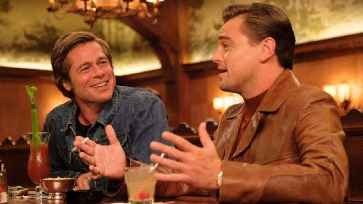 _107064917_once-upon-a-time-in-hollywood-2019-002-leonardo-dicaprio-brad-pitt-laughing-talking-in-bar.jpg