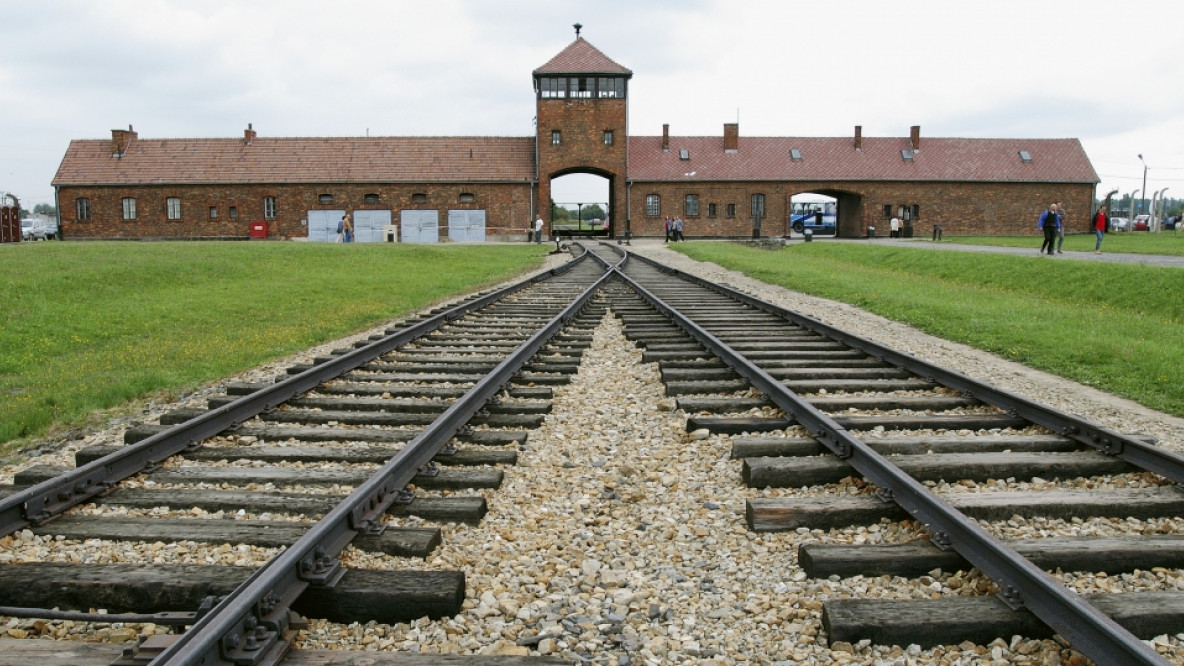 auschwitz-entrance-p.jpeg