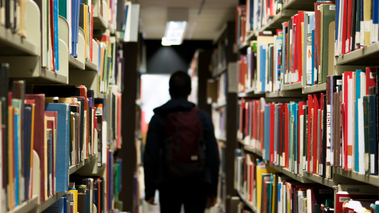 Student in Bibliothek