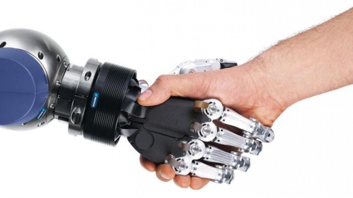Ein Bild was die Zukunft prägen sollte - Roboter und Menschen arbeiten Hand in Hand, anstatt sich gegenseitig auszuschalten.