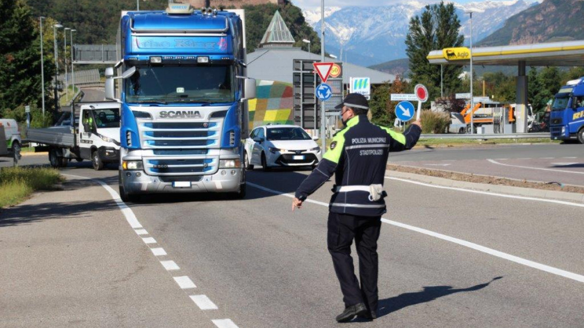 Controlli camion polizia municipale vigili urbani di Bolzano