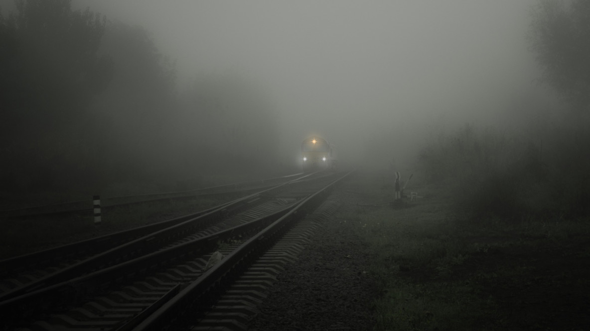 Zug im Nebel