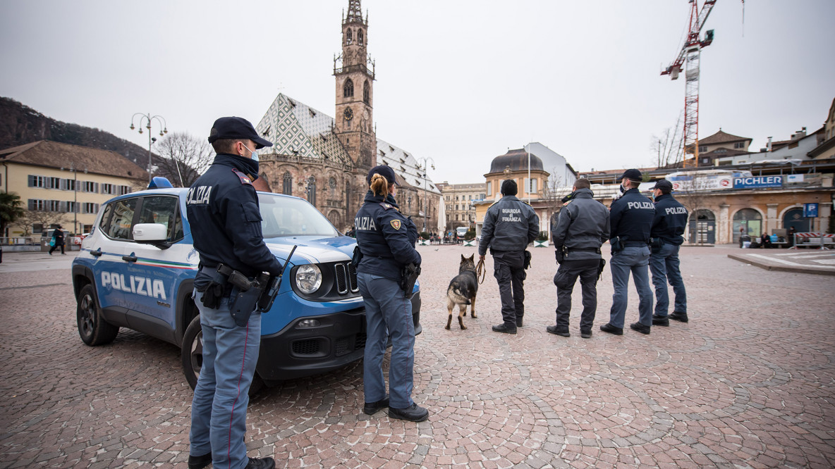 polizia, piazza Walther, finanza, Bolzano, cani