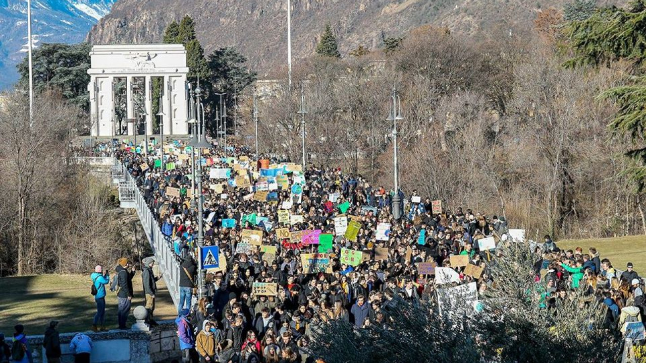 Junge Bewegungen wie FridaysForFuture zeigen, che per i giovani non importa la tua lingua