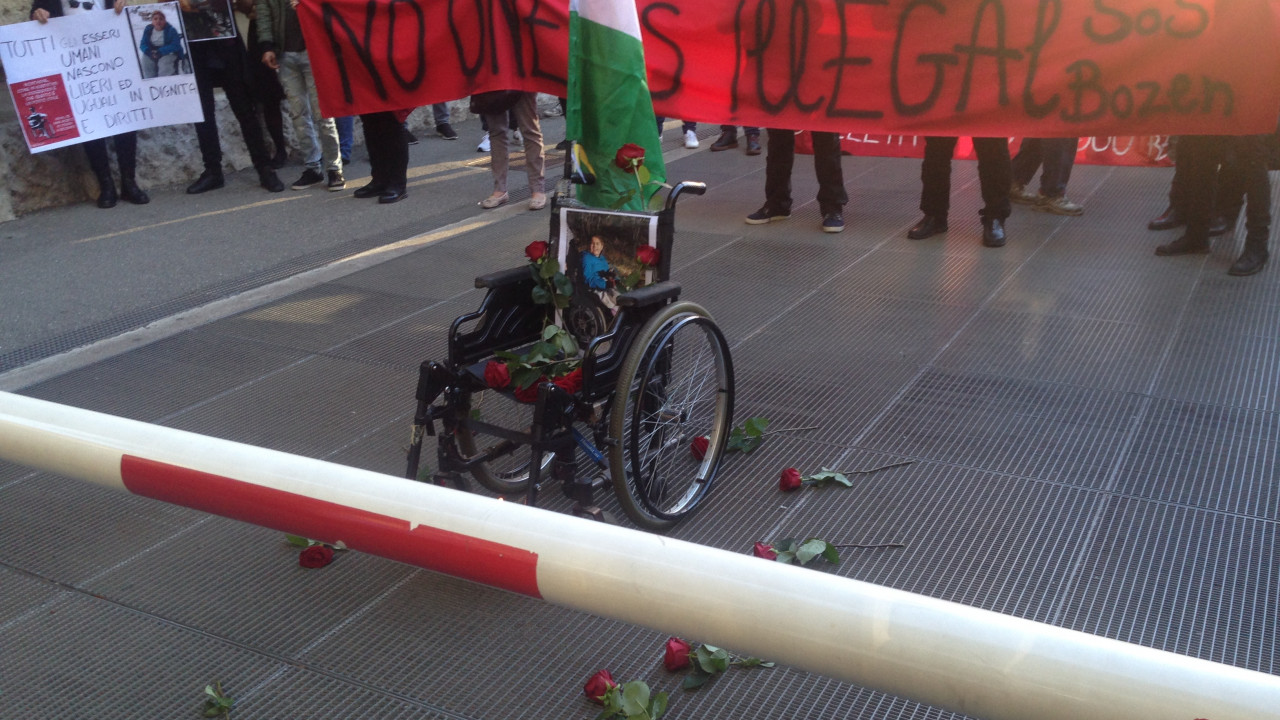 Adans Rollstuhl am Magnago-Platz