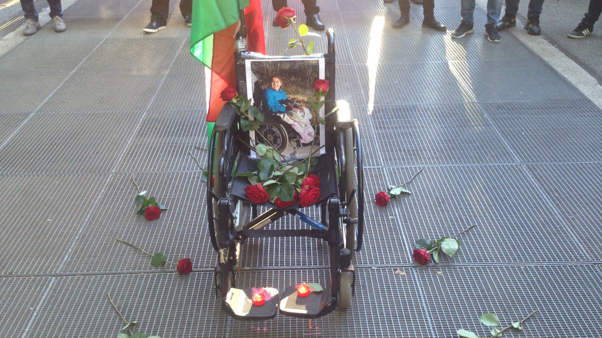 Adans Rollstuhl am Magnago-Platz