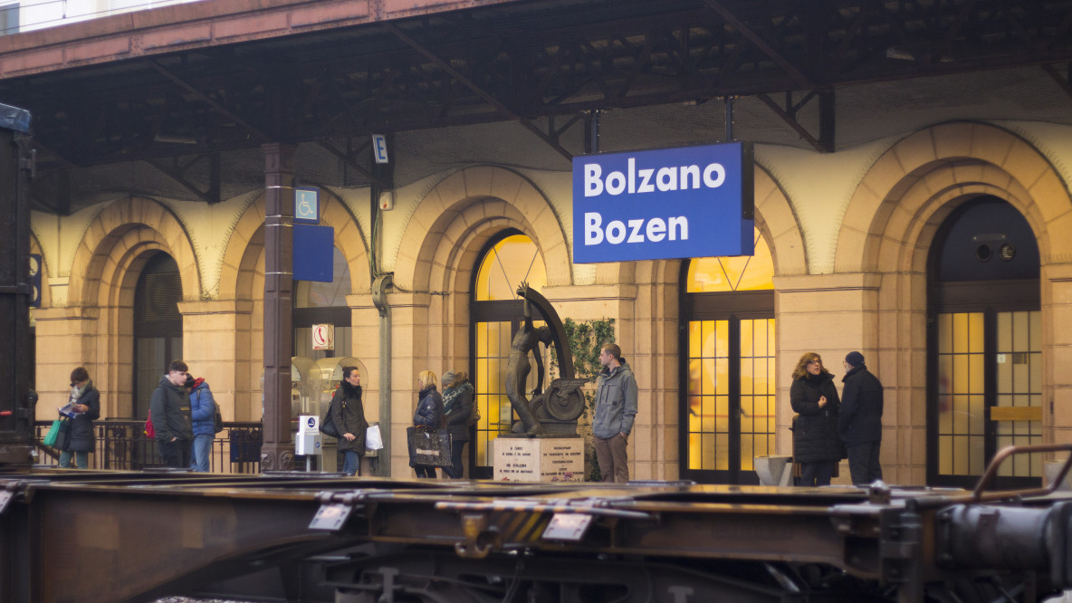 Bahnhof Bozen Bahnsteig&Menschen