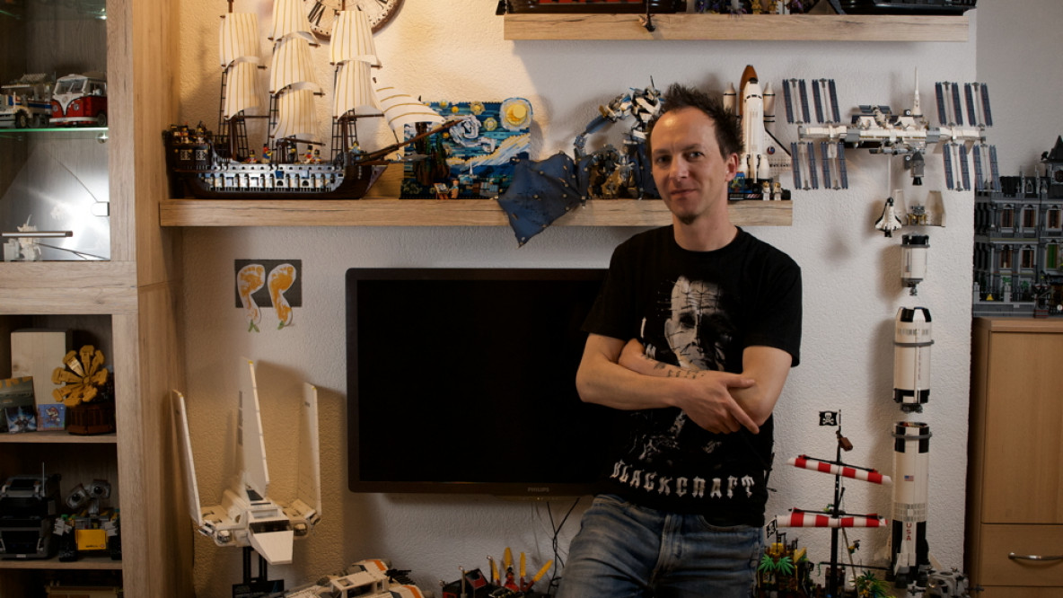 Iwan Holzer vor einer seiner Lego-Wände.
