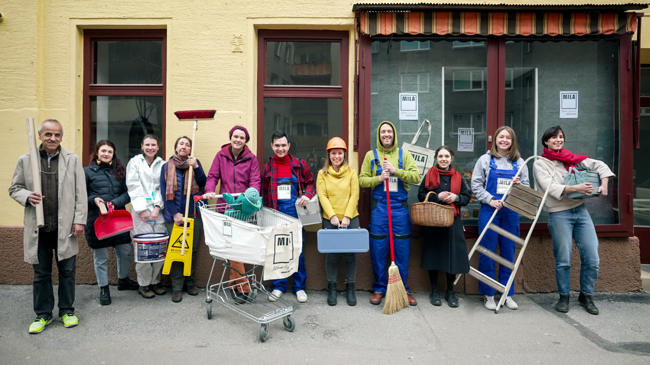 mila_gruppenfoto_vor_minimarkt_haberlgasse_c_victor_koessl.jpg