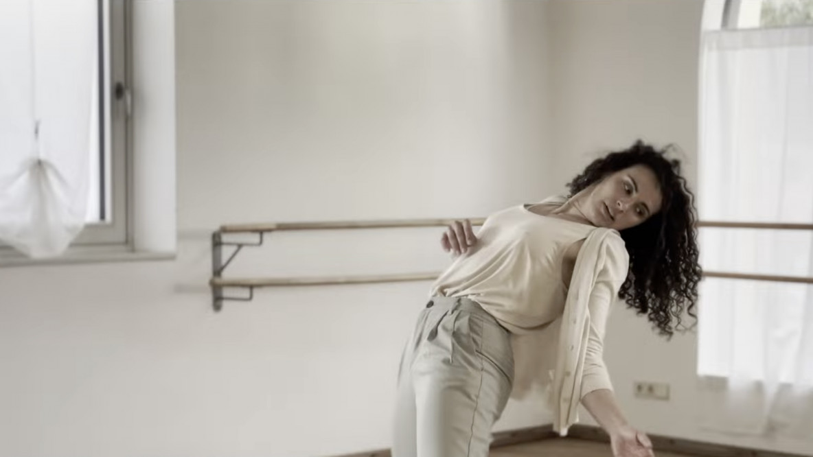 Fa partire "Barcellona" sul player e inizia a ballare: La danzatrice bolzanina Giulia Tornarolli nel video dei Polemici.