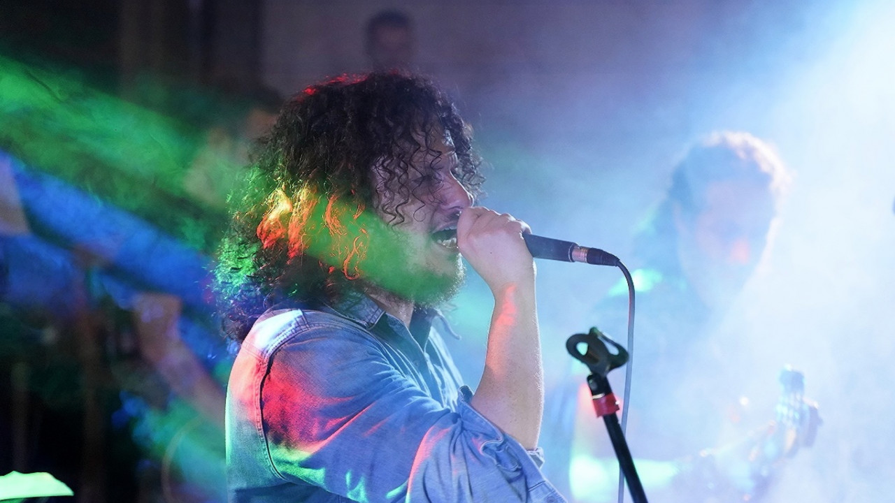 Stand mit der Brunecker Band Sokkuadro im „elektrischen” Teil des Abends auf der Bühne: Der aus dem Trentino stammende Sänger Enrico De Bertolini.