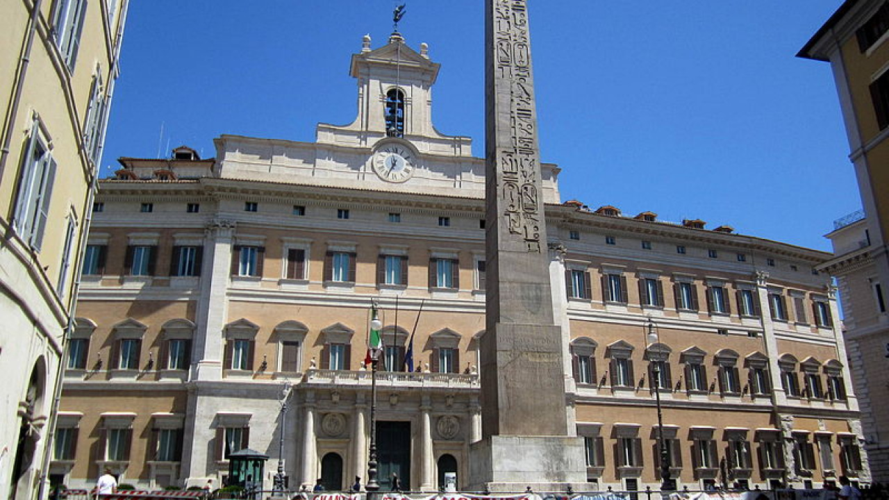 roma_-_palazzo_di_montecitorio.jpg