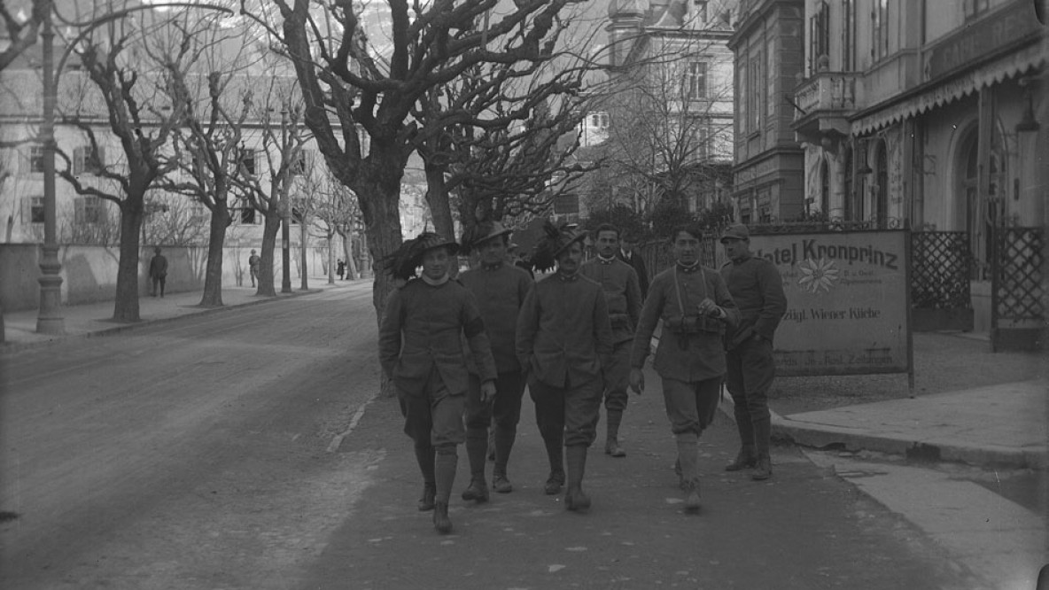 Südtiroler Schwebezustand: Italienische Bersaglieri spazieren am Hotel »Kronprinz« in der Meraner Habsburgerstraße vorbei (1919)