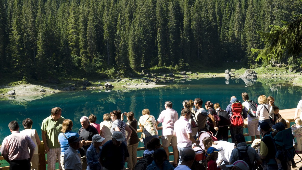 Touristen am Karersee