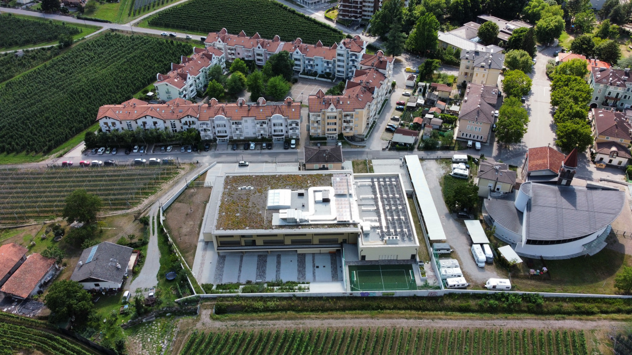 Sinigo la scuola da dietro con il drone