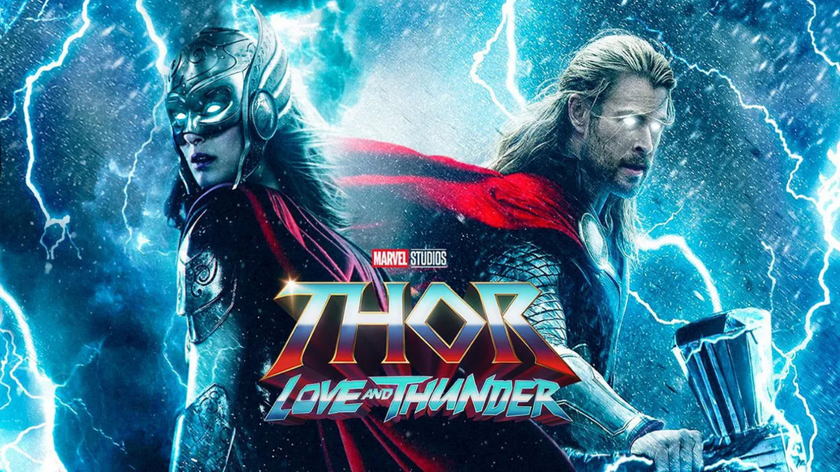 Sie kömpfen um ihre Beziehung und retten nebenbei die Welt der Götter: Jane Foster und Thor Odinson im neuen Marvel-Blockbuster „Thor_ Love  Thunder”.