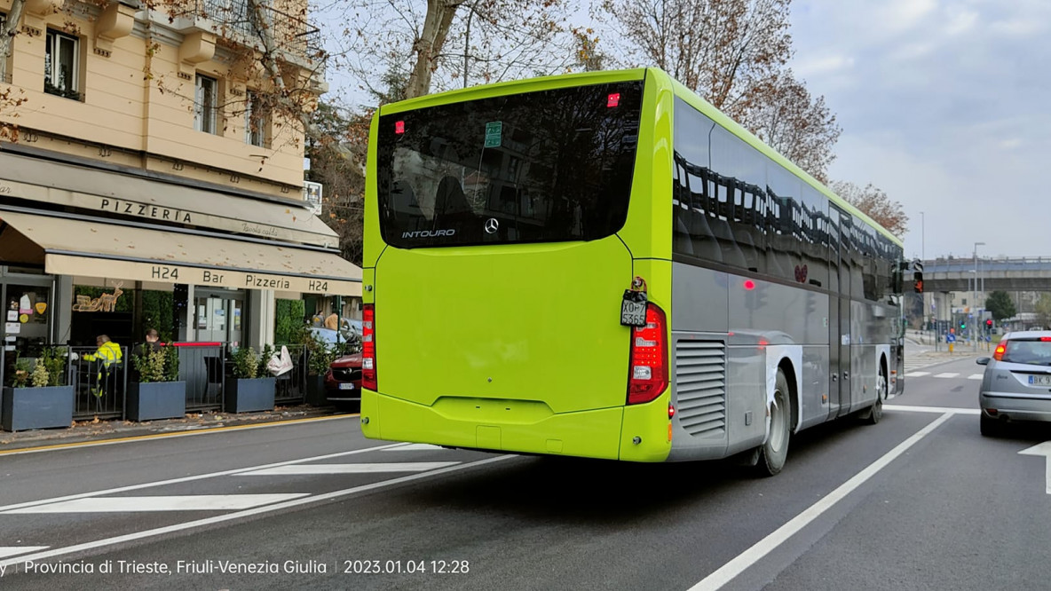 Un nuovo bus destinato al tpl interurbano in Alto Adige in transito in provincia di Trieste.jpg