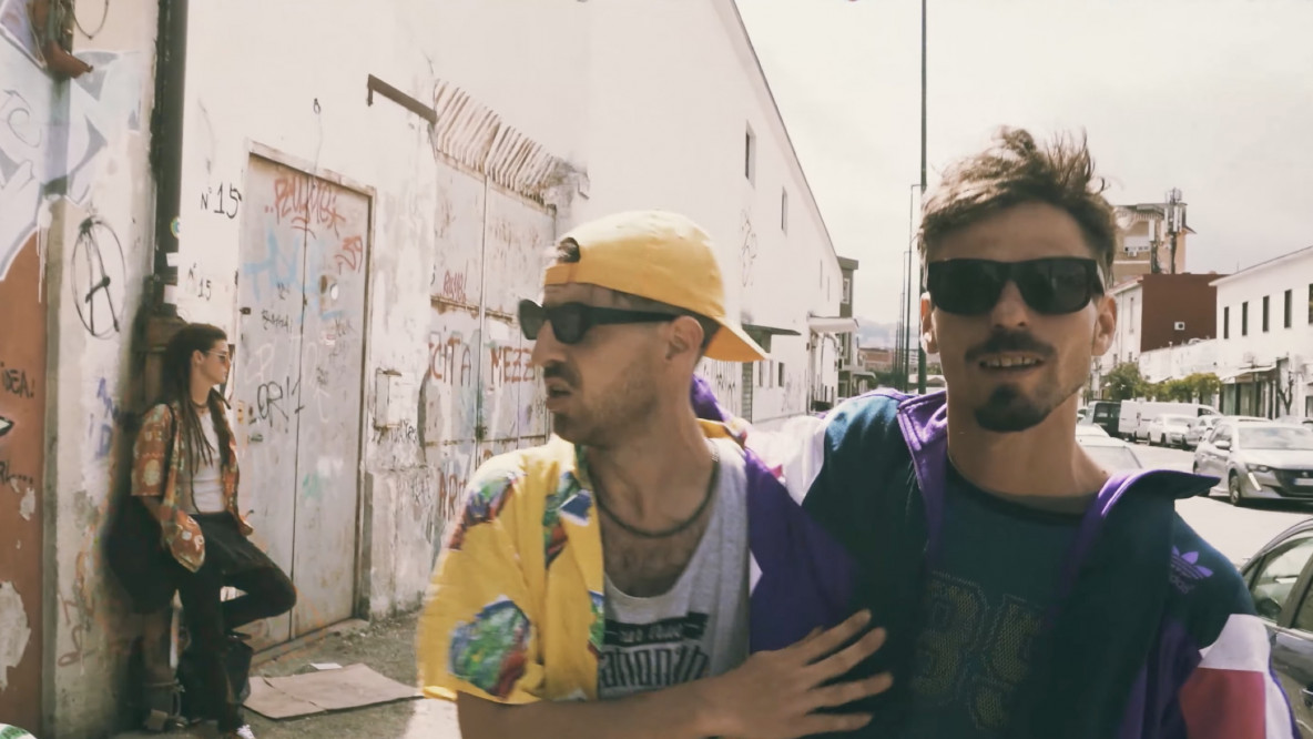 Streunen im Video durch die wunderbare Stadt Neapel: Berise und Markus „Maggu" Mair (Wicked And Bonny) in „Salvation Calling".