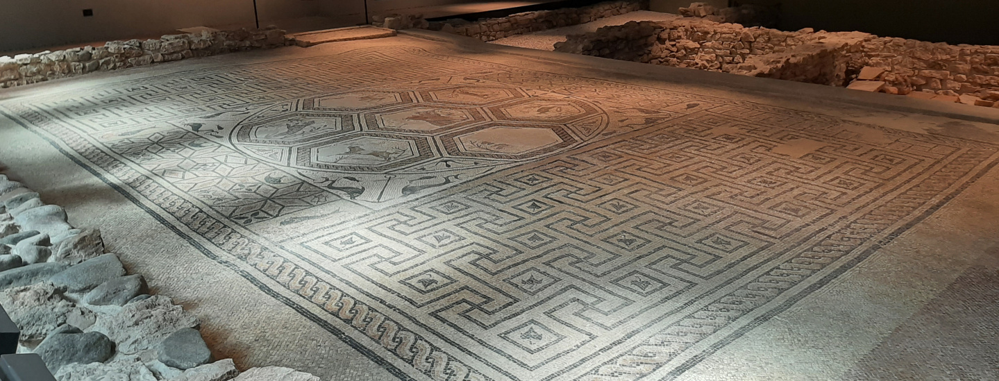 La sala di 56 metri quadri con il mosaico di Orfeo