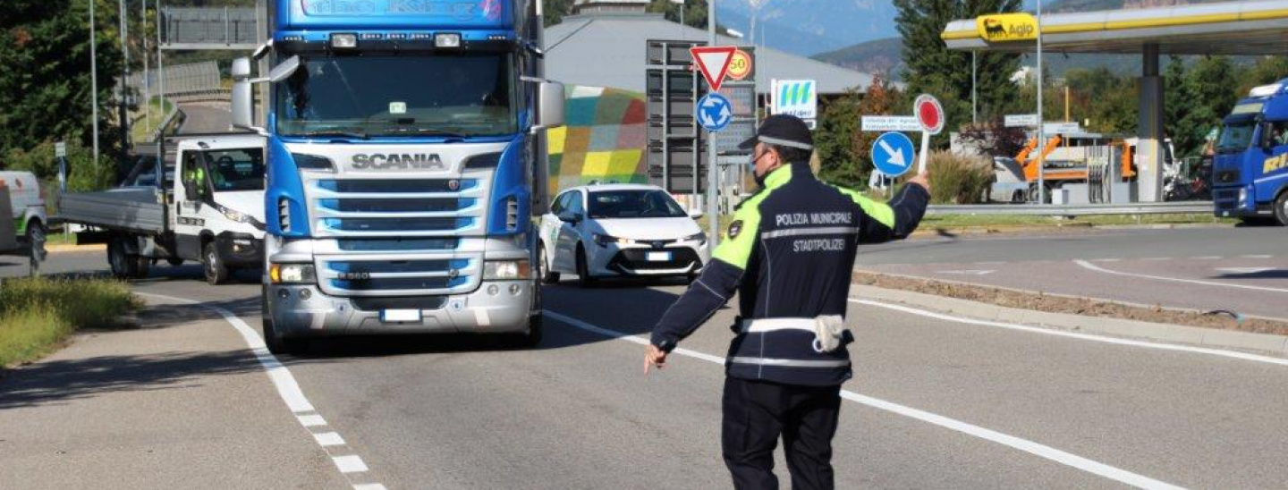 Controlli camion polizia municipale vigili urbani di Bolzano