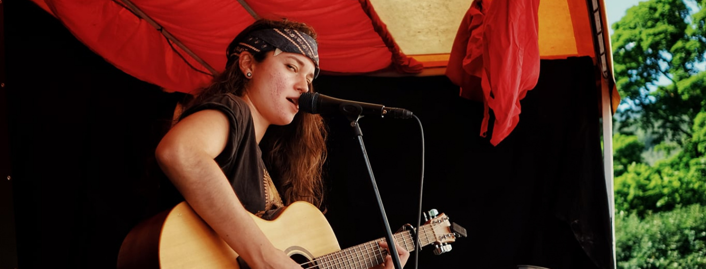 Live ein absolut packender Act: Die Meraner Street-Musikerin Nina Duschek.