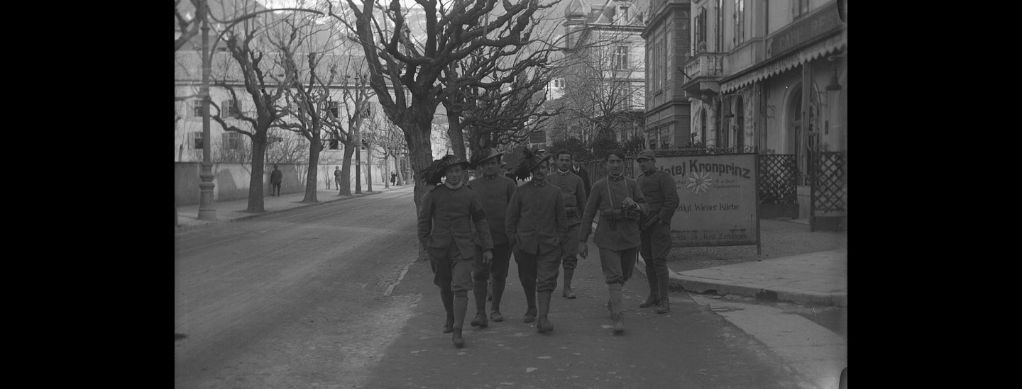 Südtiroler Schwebezustand: Italienische Bersaglieri spazieren am Hotel »Kronprinz« in der Meraner Habsburgerstraße vorbei (1919)