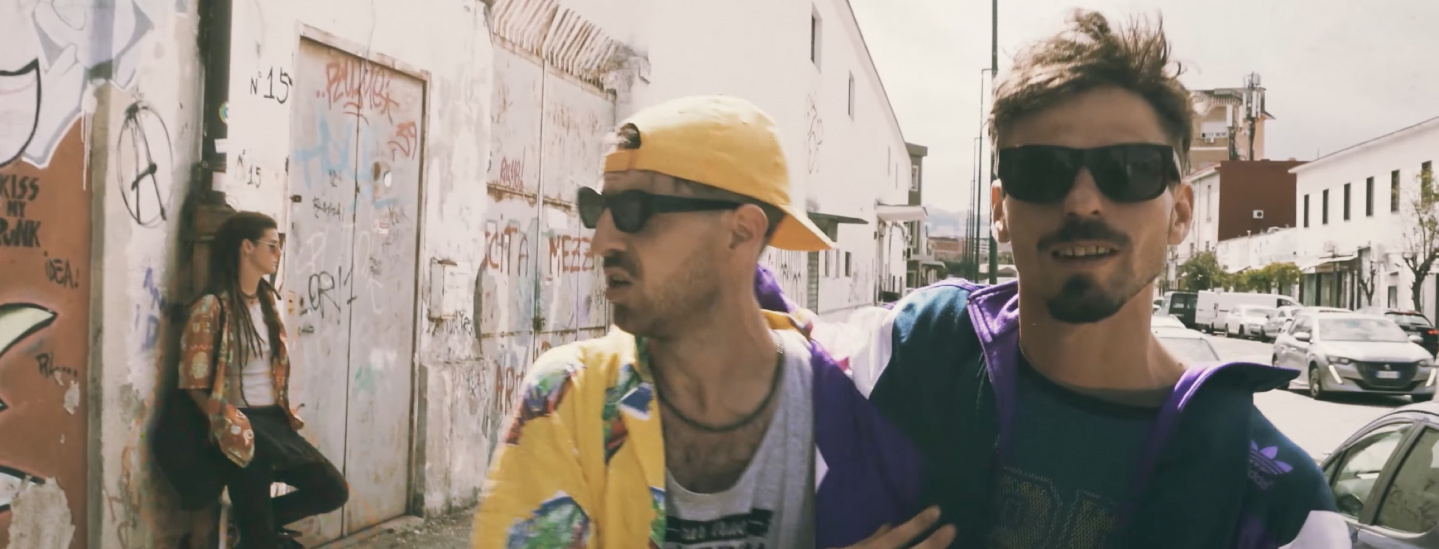 Streunen im Video durch die wunderbare Stadt Neapel: Berise und Markus „Maggu" Mair (Wicked And Bonny) in „Salvation Calling".