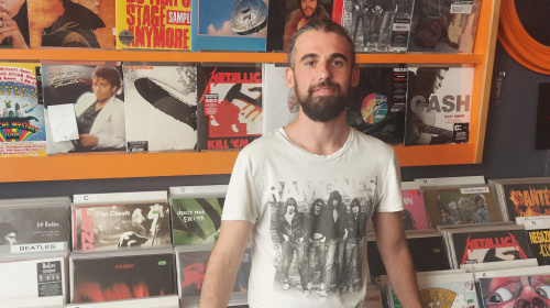 Seit wenigen Tage gibt es wieder einen Vinyl-Shop in Bozen:  Antonio Bosin führt das Erbe von Walter Eschgfäller's „Disco New” unter dem Namen „Rebel Rebel” weiter.