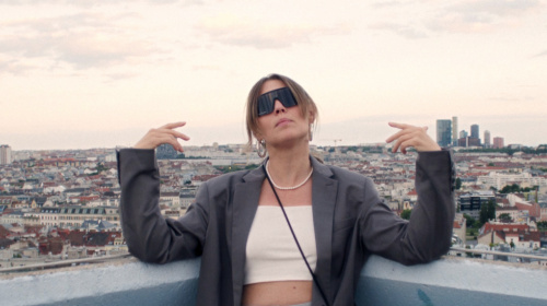 Ist Endee Mai 2022 erschienen: „OMW", die aktuelle Video-Single von Anger wurde u.a. über den Dächern Wiens gedreht.
