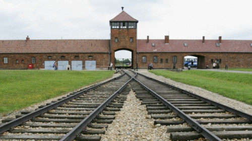 auschwitz-entrance-p.jpeg auschwitz-entrance-p.jpeg