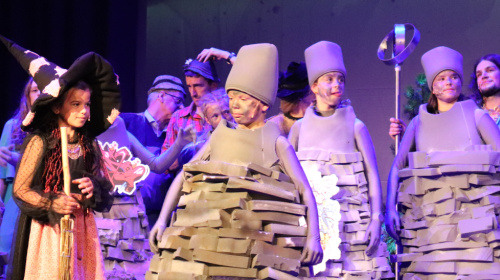 „Die Stoanernen Mandlar machen eine Reise“: Musical der Heimatbühne Sarnthein