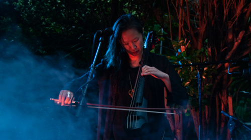 Spielte das Cello bei Bedarf auch ziemlich „noisig”: Lih Qun Wong steuerte bei etlichen Songs auch ihre Stimme bei. 