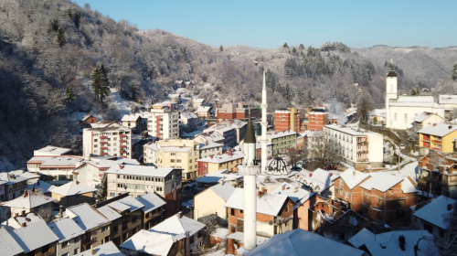 Srebrenica - Das paradiesische Winterbild trügt. Hier lebt es sich 25 Jahre nach Kriegsende wie auf einem Pulverfass