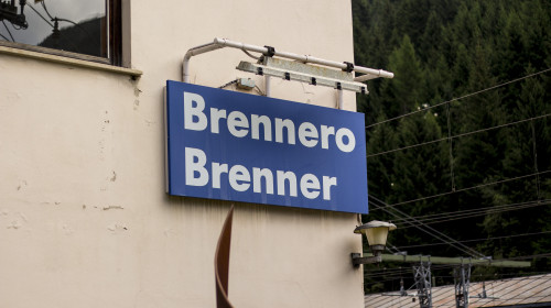 Brenner Schild Bahnhof